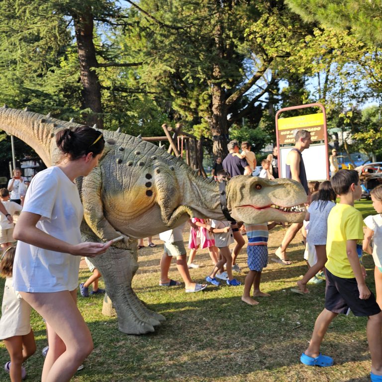 Animación con dino a tamaño real